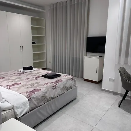 Lovely Seaview Two Bedroom Unit In Tas-sliema *