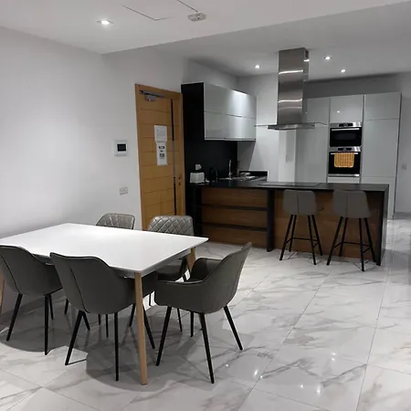 Lovely Seaview Two Bedroom Unit In Tas-sliema