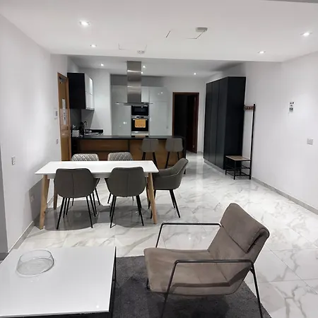 Lovely Seaview Two Bedroom Unit In Tas-sliema *