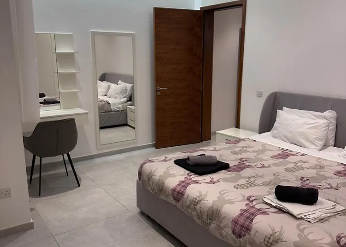 Lovely Seaview Two Bedroom Unit In Tas-sliema 슬리에마