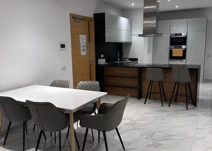 Lovely Seaview Two Bedroom Unit In Tas-sliema