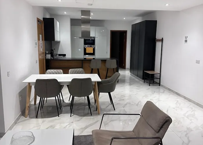 Lovely Seaview Two Bedroom Unit In Tas-sliema *