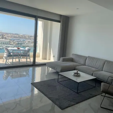 Lovely Seaview Two Bedroom Unit In Tas-sliema 슬리에마