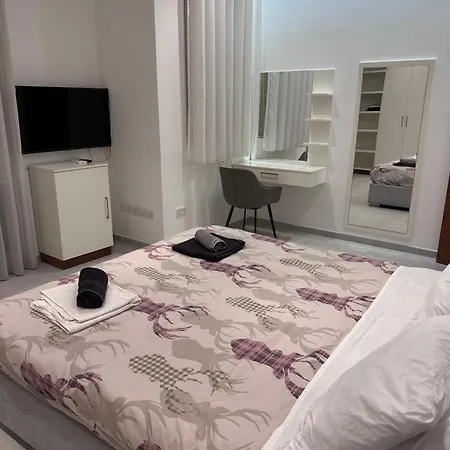 Lovely Seaview Two Bedroom Unit In Tas-sliema 슬리에마